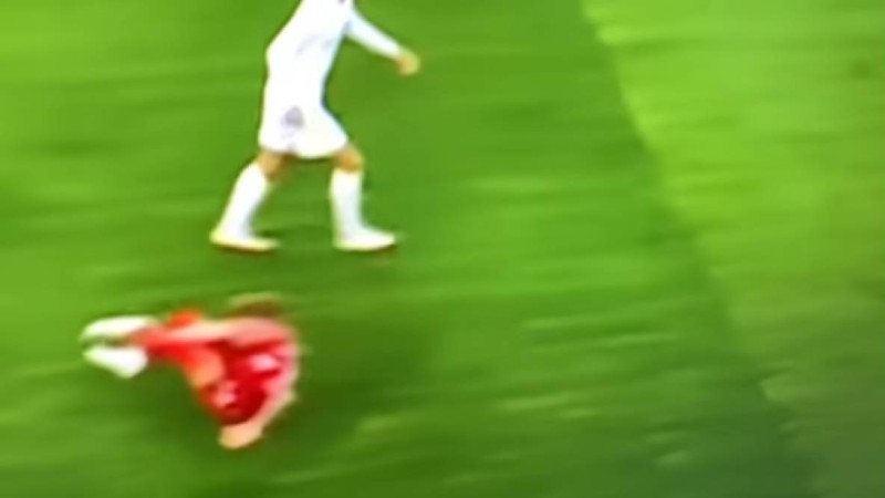 «Ливерпуль» ойыншысы матч кезінде аяғын сындырды (Видео)