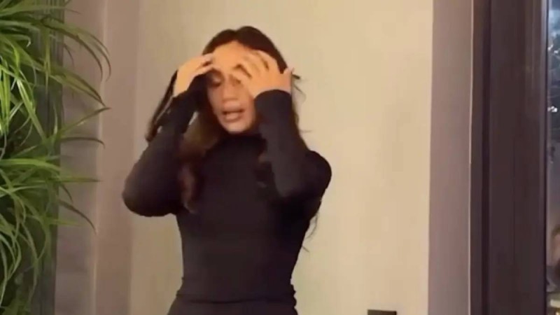 «Не деген көргенсіздік»: іш киімін шешіп, шашына таққан бойжеткен сынға қалды (ВИДЕО)