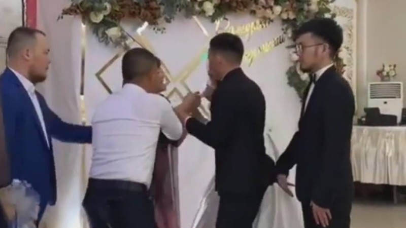 "Орамалыңды шеш!" - Қалыңдықтың анасы той үстінде шу шығарды