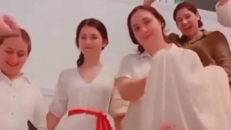 "Қазаққа жат қылық қой": Жаңа түскен келіннің пәктігіне сүйінші сұраған әйелдер сынның астында қалды