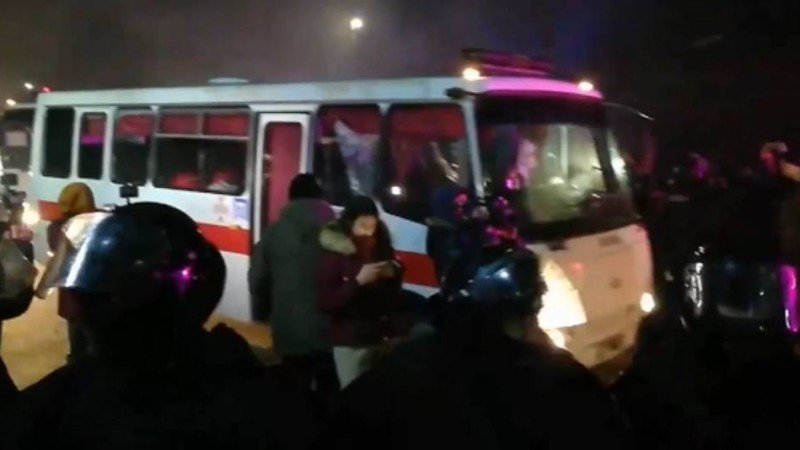 "Бізге вирус әкеле жатыр": Қытайдан эвакуацияланған украиндар автобустарына шабуыл жасалды - Қазақстан жаңалықтары