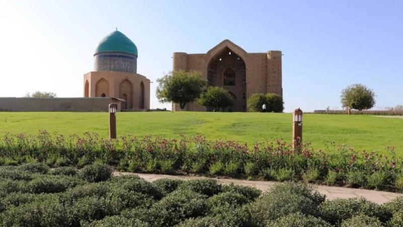 Назарбаев қасиетті Түркістанға барды