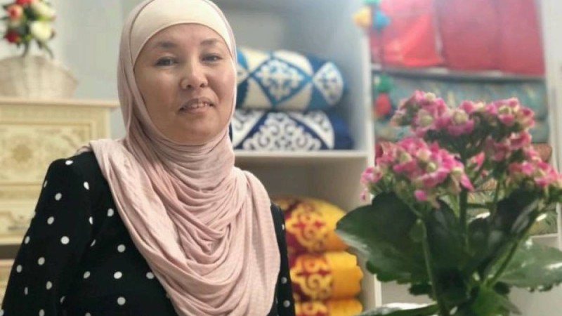 аяғымен сурет салып, кесте тігетін келіншектің әңгімесі