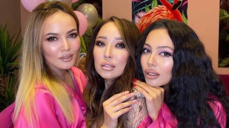 Әпкелі-сіңілі Жолдыбаевалар Стамбулда жартылай жалаңаш жүр (Фото)