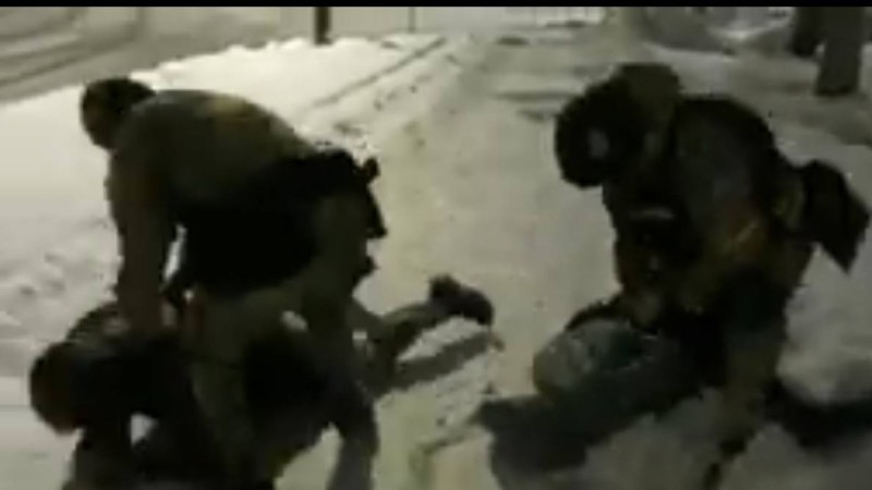 Алматыда екі блогер 10 млн теңге алып жатқан жерлерінде қолға түсті (ВИДЕО)