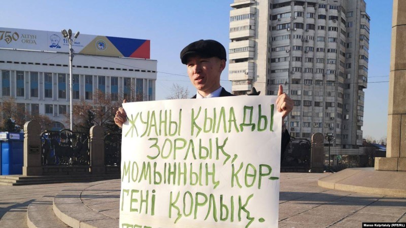 Белсенділерді ұстау жалғасып жатқан тұста тұрғын "пікірін айтып үлгеру үшін" пикетке шықты