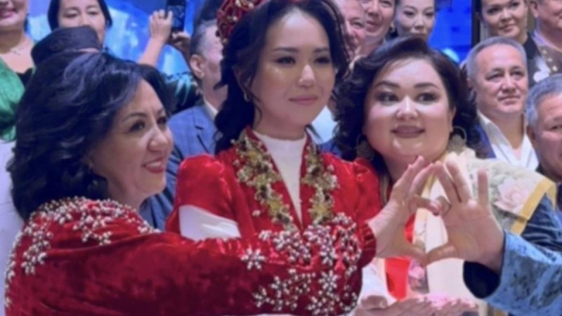 "Өзінше боп жүреді": әнші Роза Әлқожа жаңа түскен келінімен араз ба?