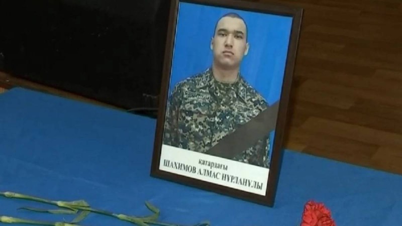 Алматы облысында қаза тапқан сарбаздың туыстары оның денесін қазып алып, кісі қолынан көз жұмғанын айтты