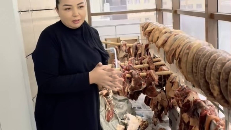 «Қыста екі жылқы жеп қоямыз»: әнші Алтынай Жорабаева үйіндегі етін көрсетемін деп сынға қалды