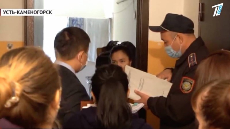 Өскеменде әкімдік қызметкерлері жетімдерге берілген пәтерде тұрып жатыр