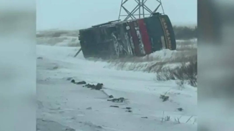 Қарағанды облысында қатты желдің екпіні автобусты аударып жіберді