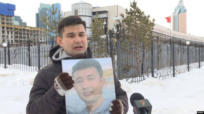 Алматы тұрғыны Нұр-Сұлтандағы Қытай елшілігі алдында пикет өткізді