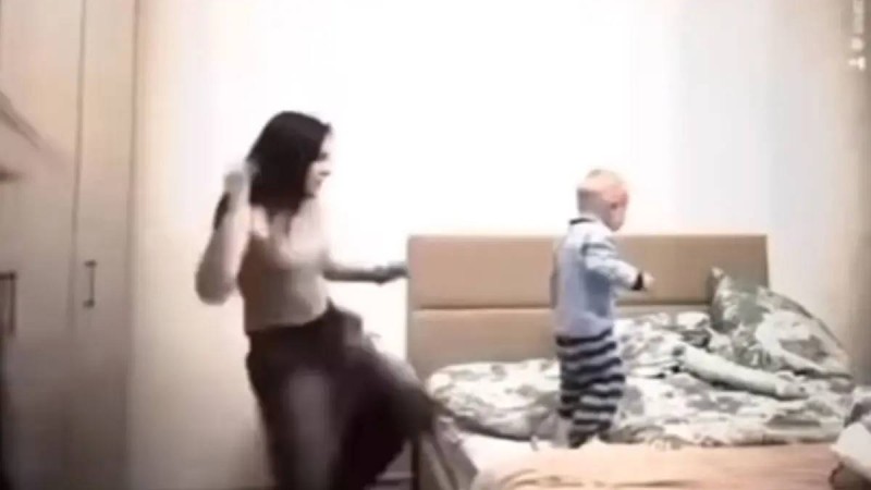 «Оңбағандар»: TikTok-қа видео түсіру үшін сәбиді теуіп құлатқан қыздар жұрттың ашуын туғызды (ВИДЕО)