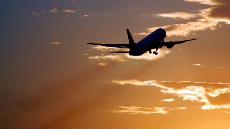 Алматыда ұшақ 1 сағат айналып жүріп тұрғындардың үрейін ұшырды: Air Astana түсінік берді