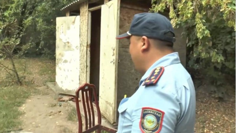 Әжетхана ішінде жатқан: Алматыда полицейлер сәбиді құтқарып қалды