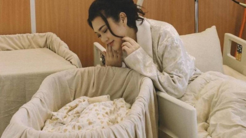 "Бес жұлдызды қонақүйде жатқандай болдық": Ерке Есмахан перзентханаға қанша ақша төледі?