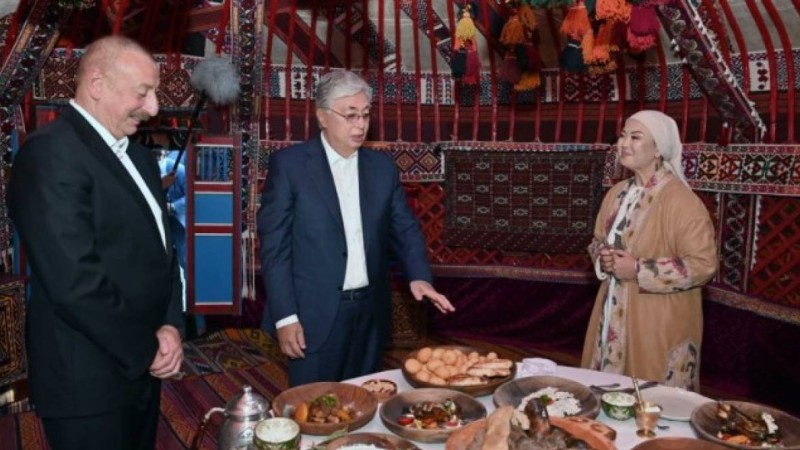 Тоқаев пен Әлиев Бакудегі қазақтың киіз үйіне кірді