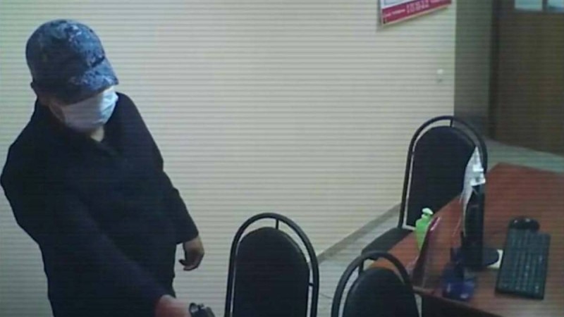 Ақтөбелік азамат ойыншық қарумен микрокредиттік ұйымды тонап кеткен (видео)