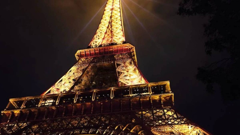 Париждегі Эйфель мұнарасында белгісіз біреу туристерге пышақпен шабуыл жасап, бір адам қаза тапты
