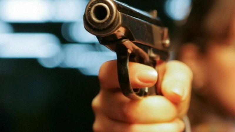 Атырауда жасөспірімдер кішкентай балаға оқ атқан