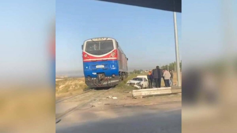 Шымкентте Mercedes пойызбен соқтығысты (ВИДЕО)