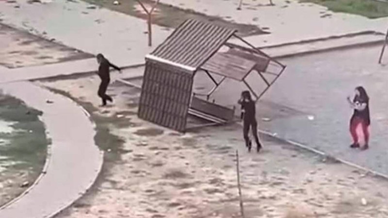 Талдықорғанда мектептің оқушы қыздары ауладағы орындықты түбімен жұлып алды (ВИДЕО)