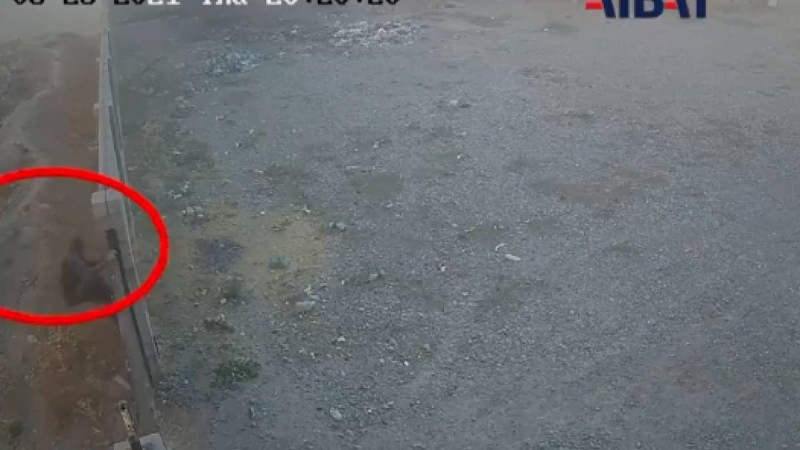 Жамбылдағы жарылыс: «Қақпадан секіріп өтіп қашқан әскерилер бейнекамераға түсіп қалған» (видео)