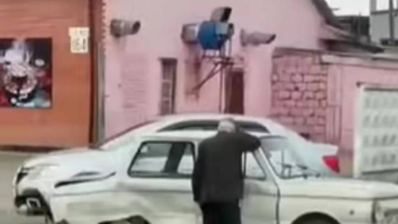 "Запорожецпен" жол апатына түскен қария Павлодар тұрғындарының көңілін босатты (видео)