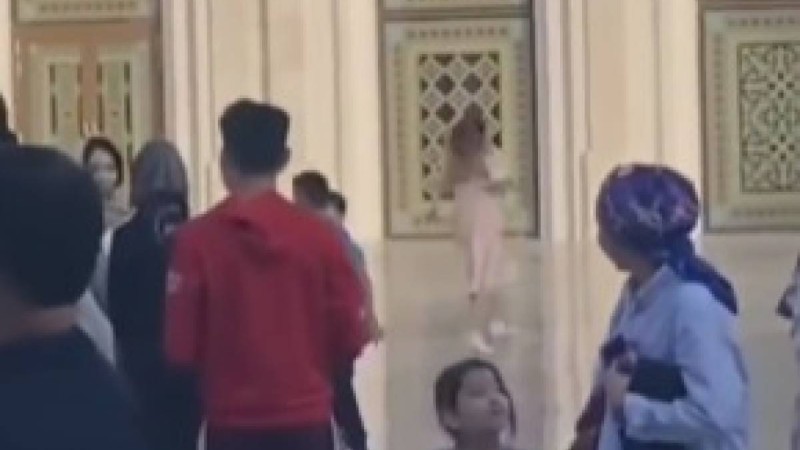 "Ішінде жын бар": Елордада жаңадан ашылған мешітте билеген қызды халық тоқтата алмады