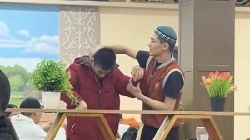 «Текті ұрпақ»: Ерекше баланы тамақтандырған даяшыға көпшілік риза болды (ВИДЕО)