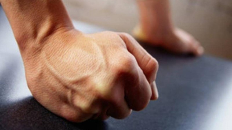 Оралда дене шынықтыру пәнінің мұғалімі 6-сынып оқушысын соққыға жыққан