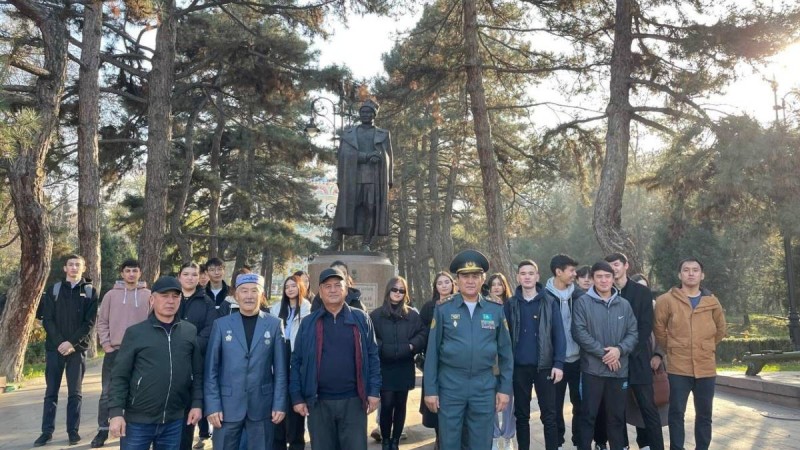 «Қаһарман ұлт» жобасы аясында Бауыржан Момышұлы ескерткішіне гүл қою рәсімі өтті