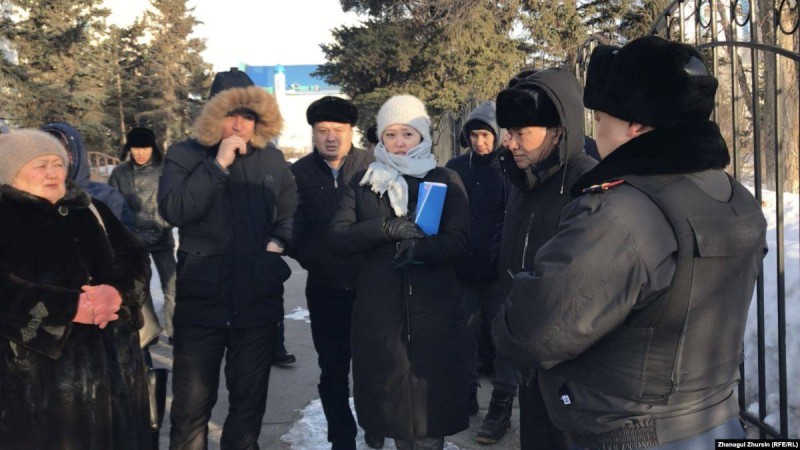 "Адам азаптады" деп айыпталған полиция қызметкерлерінің туыстары наразылық білдірді