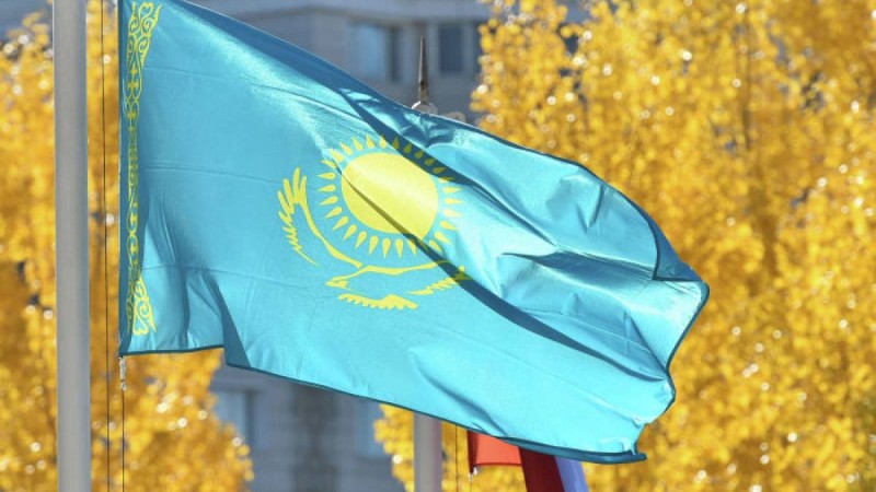 Максим Галкин белорус балаға Қазақстанның туын сыйлады