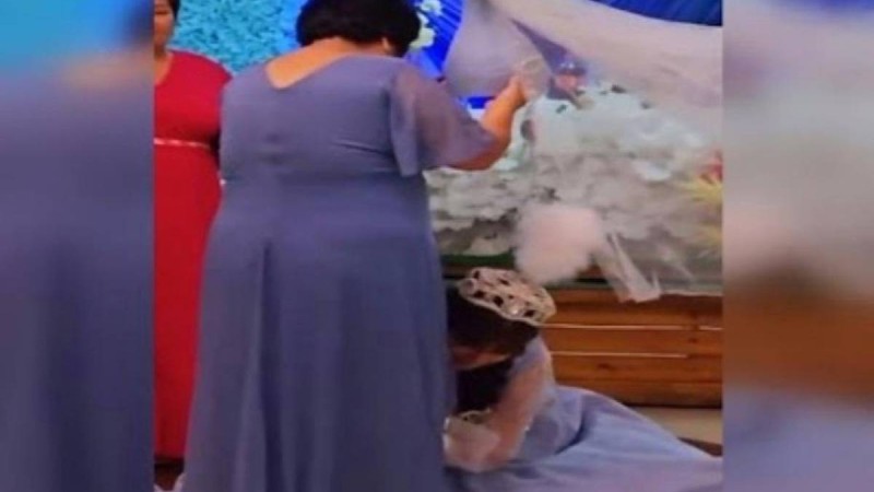 «Аяқ сүю дәстүрі мүлде болмаған». Ұзатылған қыз тойда анасының аяғын сүйіп елді шошытты