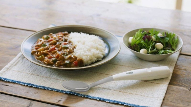 "Тамаққа тұзды өзі қосады": Жапонияда ерекше қасық жаппай сатылымға шықпақ