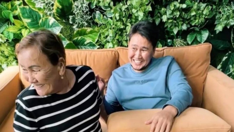 Анасының аяғын жуған Жахан Отарғалиевтің әрекеті желіде қызу талқыға түсті (видео)