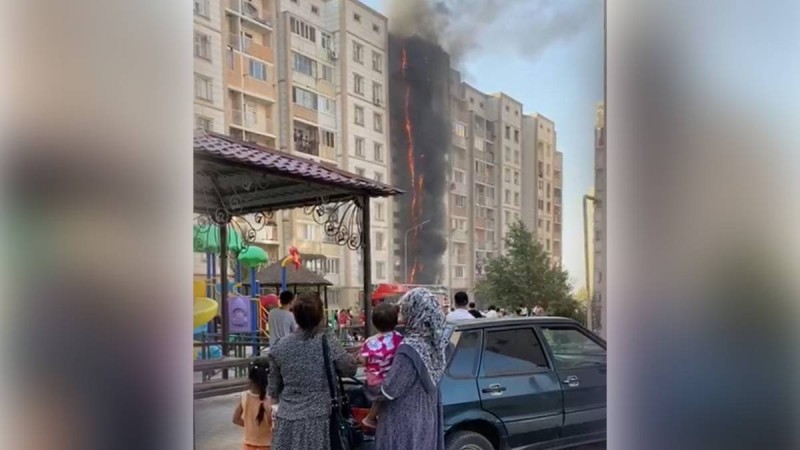 Шымкентте көпқабатты үй өртеніп жатыр (видео)
