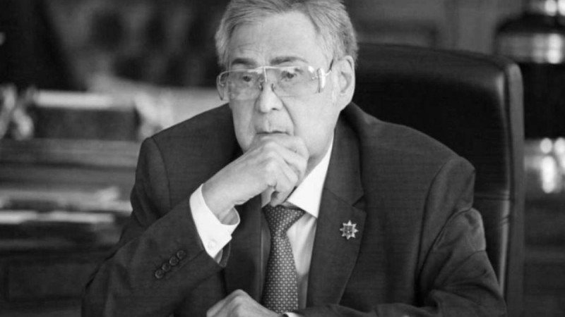 "Табыт ішінде крест ұстап жатты" - Журналист Аман Төлеевтің қалай жерленгенін айтты