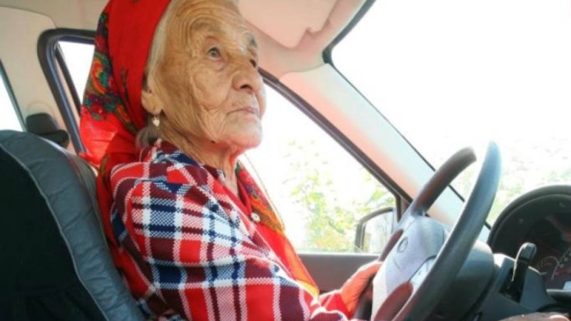 "Көліксіз жүруді елестете алмаймын": 90 жастағы Матрёна әже әлі көлік айдап, нәпақасын тауып жүр - Қазақстан жаңалықтары