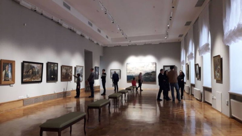 Омбыдағы Эрмитаж филиалының орталығына қазақ суретшілерінің туындылары қойылды