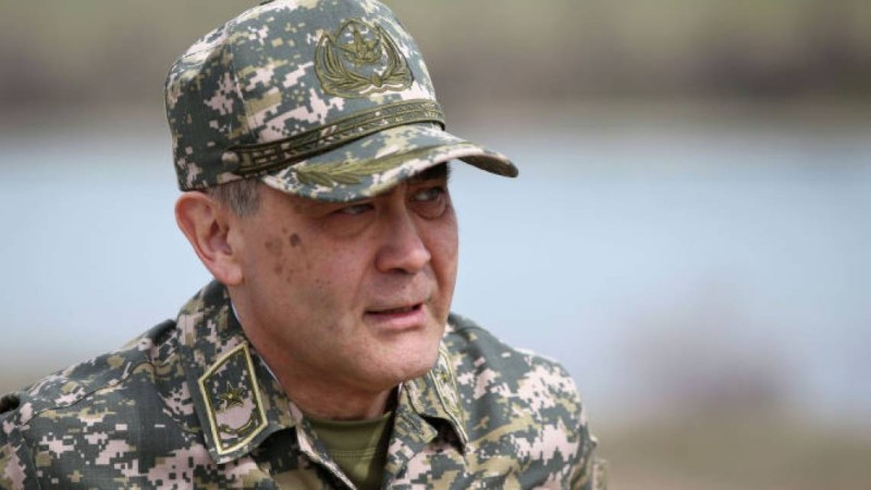 Бейбіт күнде халықты қан қақсатқан: Қоғам белсендісі қорғаныс министрін сотқа тартуды сұрады