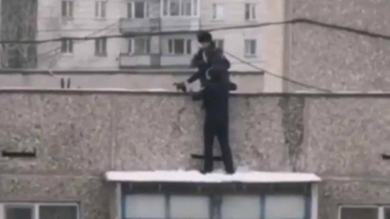 Өз өмірін қатерге тікті: Қарағандыда полицейлер жас қызды құтқарып қалды (видео)
Жас қыз биіктен секіріп кетпек болған