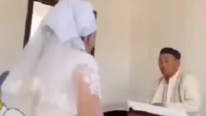 "Келіндер мәхір сұрап құтырды": Неке қию рәсімінде Land Cruiuser 300 сұраған келін желіні шулатты