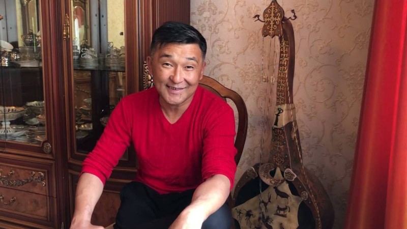 "Неге наглый боп отырсың". Алмат Сақатов басынан өткен келеңсіз оқиға жайлы айтты