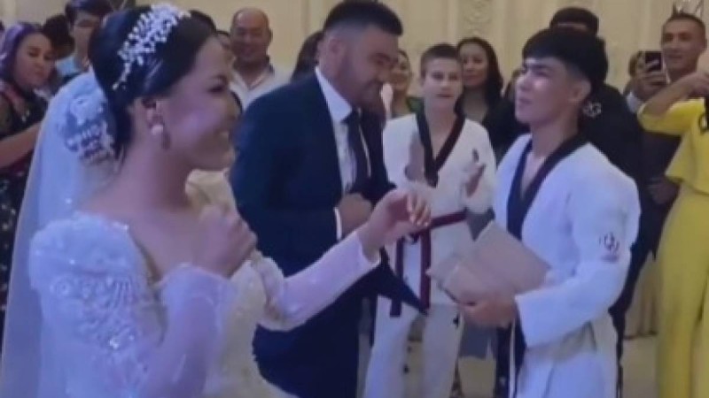 "Енесі ойланып қалған шығар": Таэквондист келін тойда елдің зәресін ұшырды
