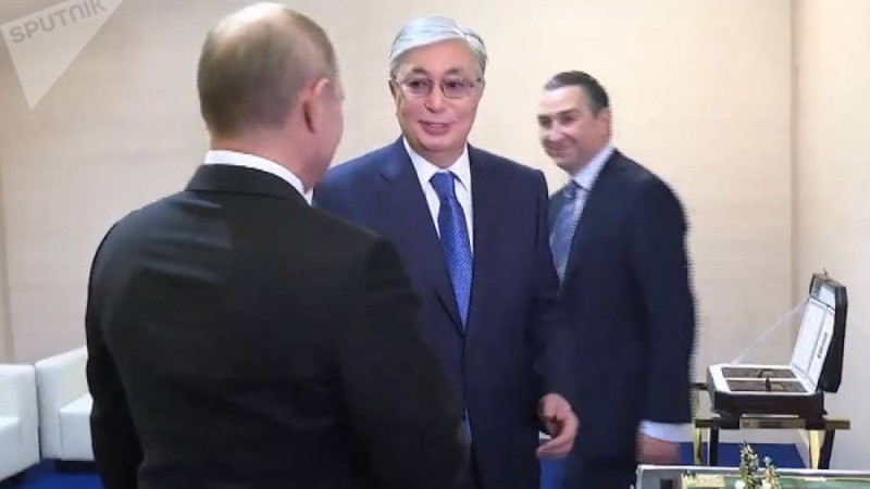 Путин мен Тоқаев Омбыда форум өткізіп, сыйлық алмасты – видео