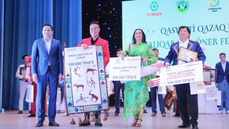 Шетелден келген қазақ өнерпаздары Тараз жұртын өз өнерлерімен тәнті етті