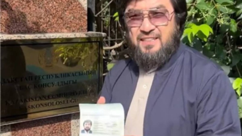 "Өтірікке сенбеңіздер": Бекболат Тілеухан Түркиядағы елшіліктің алдында төлқұжатын көрсетті (Видео)