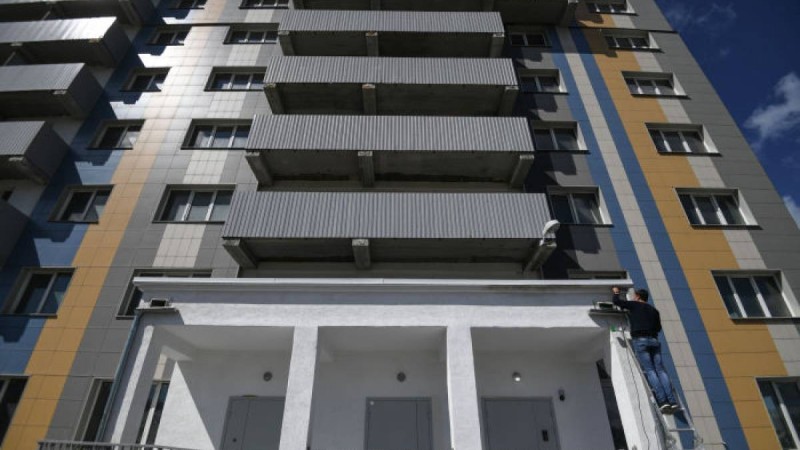 Елордада полицейлер балконнан секірмек болған қызды құтқарып қалды – видео